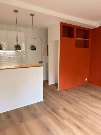 Niche de rangement créée dans l’entrée, rénovation studio Paris.