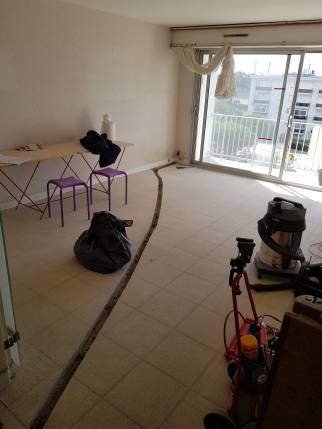 Travaux de remplacement de chauffage - saignée dans la chape pour la conduite de chauffage hydraulique - Nantes 44