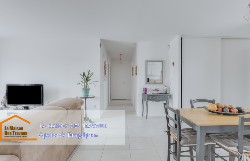 La rénovation a permis d’optimiser l’espace pour une cuisine fonctionnelle, parfaitement intégrée au reste de la pièce.