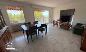 Salon rénové lors d'une rénovation complète d'appartement près d'Aix-en-Provence, avec des espaces lumineux et un confort entièrement repensé.