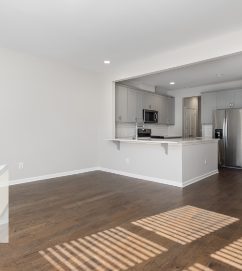 Transformation réussie à Plomeur ! Cuisine ouverte et parquet moderne pour un intérieur chaleureux. Réalisation La Maison Des Travaux Quimper.