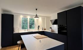 Création d'une grande cuisine ouverte sur le séjour avec îlot central dans un appartement rénové - Nantes 44