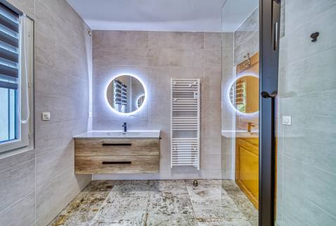 joli miroir hublot au-dessus des lavabos