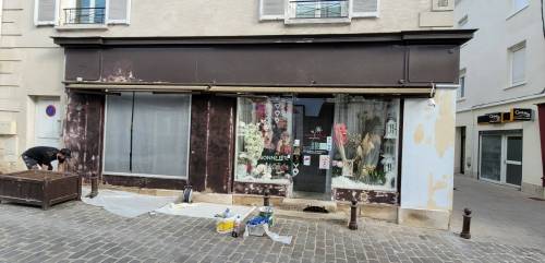 Travaux de rénovation de façade de devanture de boutique fleuriste en cours - Brie-Comte-Robert 77170