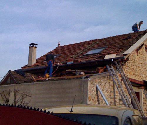 Rénovation de la toiture vieillissante d’une maison en pierre à Celle-Lévescault