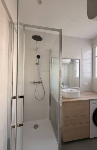 Nouvelle douche et meuble vasque, salle de bain rénovée