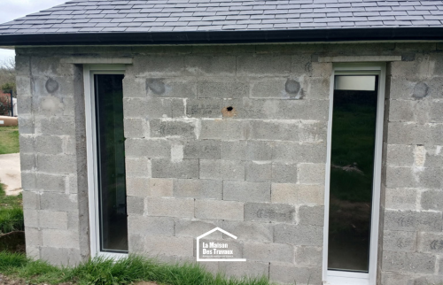 Création d’une extension attenante à la maison existante, avec ouverture et menuiseries extérieures.