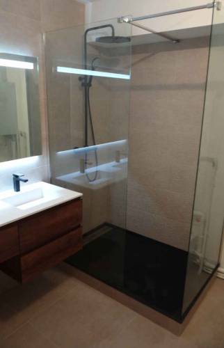 Une grande douche pour la nouvelle salle d'eau