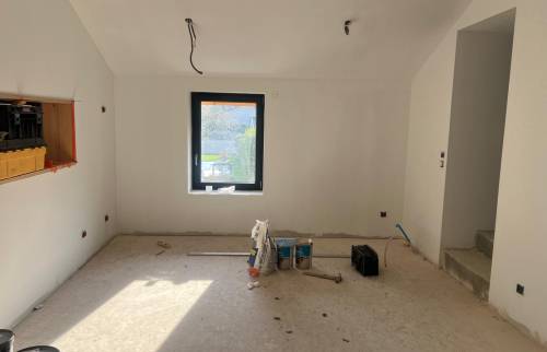 Finitions peinture et préparation de l'étage avant les dernières étapes du chantier.