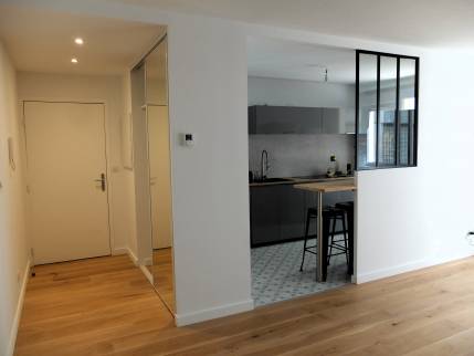 Lyon (69009) : le sas d'entrée avec la nouvelle penderie et la cuisine ouverte sur le séjour