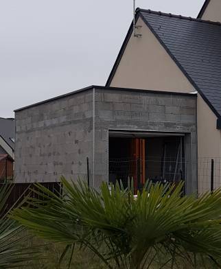 Fondations, montage des murs et acrotères en parpaings et béton par le maçon près de Saint Brieuc