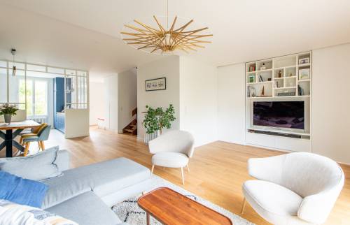 Espace de vie épuré et fonctionnel avec porte cachée à Paris 16e.