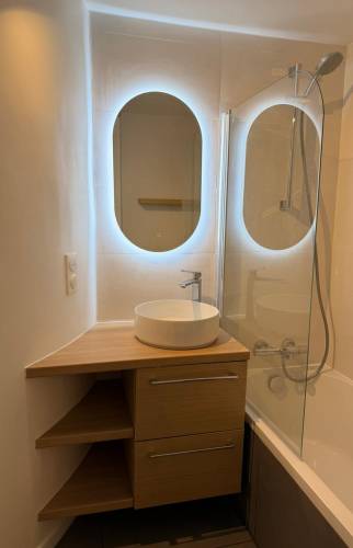 Résultat final d’une salle de bain rénovée après problèmes d’humidité