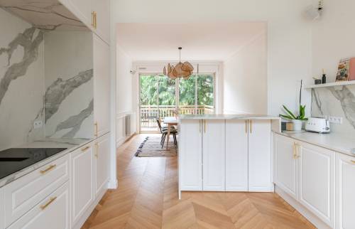 Cuisine ouverte sur la salle à manger pour une convivialité optimale