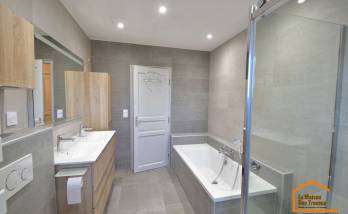 Rénovation moderne d’une salle de bain à Saint-Savin (33920)
