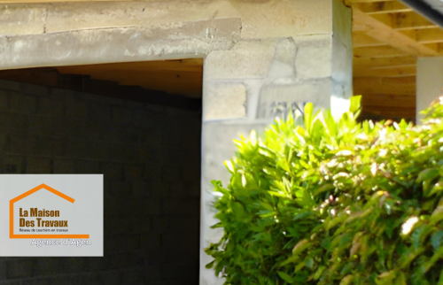 Construction d’un garage à Duras – Structure en pierre et bois en cours de finition pour un aménagement optimal. Courtier : La Maison Des Travaux Agen.