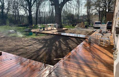 Création d’une terrasse bois avec cheminement extérieur à La Côte-Saint-André : aménagement structurant pour transformer le jardin en pièce de vie dans le Pays Voironnais