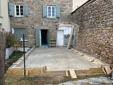 Limonest (69760) : coulage de la dalle avant la pose de l'ossature bois