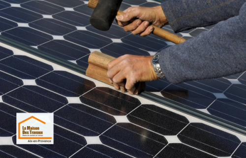 Installation de panneaux photovoltaïques sur une maison à Venelles (13770). Projet de rénovation énergétique accompagné par Laurent Nemer, courtier en travaux de La Maison Des Travaux Aix-en-Provence.
