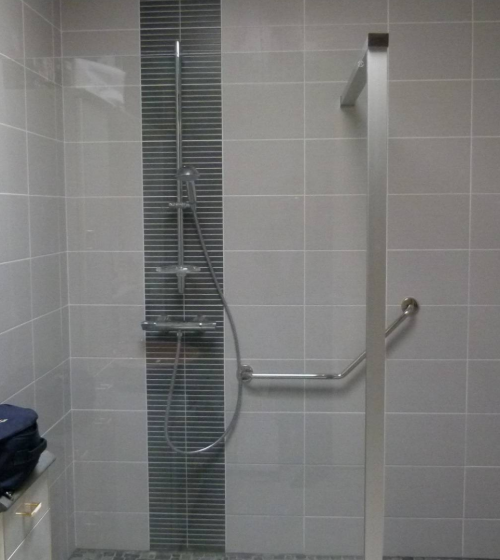 Douche à l’italienne moderne et accessible, parfaitement intégrée dans une salle de bains rénovée à Plonéour-Lanvern.
