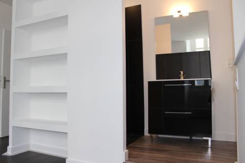 Le coin douche avec l'espace dressing conçu sur-mesure