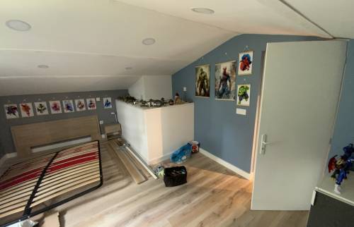 Chambre d'enfant bleue dans les combles La Maison Des Travaux Alès