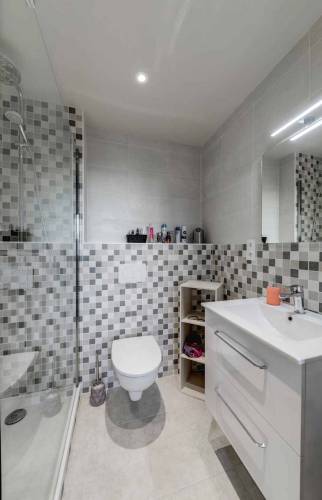 Salle de bain rénovée dans un appartement - Bouc-Bel-Air (13)