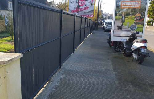 Clôture en treillis soudés avec lames pvc