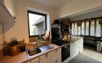 La cuisine rénovée avec la nouvelle fenêtre