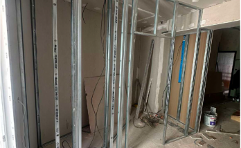 Mise en place d'une ossature métallique pour cloisonner la nouvelle salle de bain 