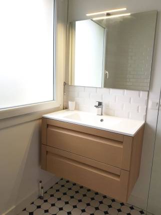 meuble en bois clair suspendu