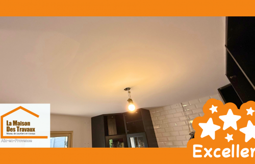 Finitions impeccables pour un plafond cuisine rénové à Venelles. Résultat professionnel signé La Maison Des Travaux Aix-en-Provence.