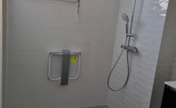 Aménagement douche PMR carrelée à l'italienne et revêtement mural texturé effet vague en pavillon à Châteaulin 
