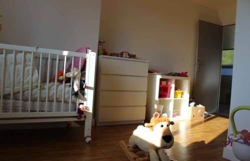 Rénovation chambre peinture et linoleum effet parquet