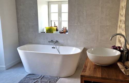 Baignoire ilot dans salle de bain en pierres