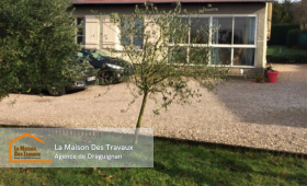 Vue de la façade avant la rénovation, montrant l’avancée ouverte devant la porte d’entrée.