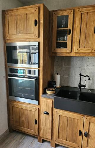 Coonne d'équipements près de le fenêtre cuisine en maison ancienne à Poincy '77470)