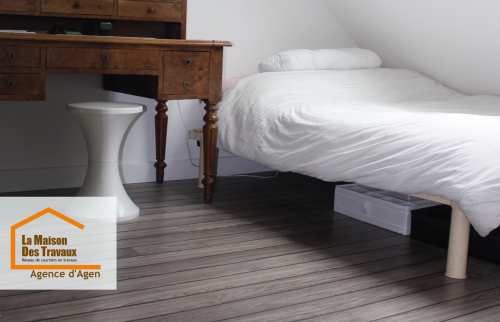 Une chambre d’amis sous les toits, chaleureuse et fonctionnelle, pensée pour accueillir avec style et confort.