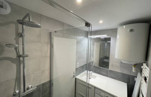une salle de bain refaite à neuf