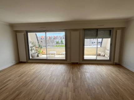 Baie vitrée coulissante en aluminium posée lors d'une rénovation d'appartement - Nantes 44