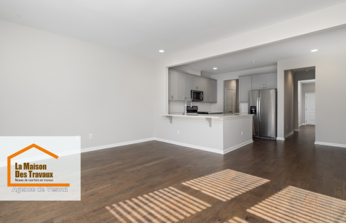 Rénovation d’une cuisine ouverte moderne à Vesoul par Gérald Schneider – Agence La Maison Des Travaux.