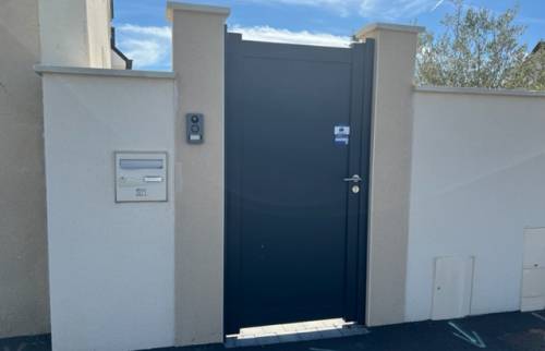 Portillon d'accès avec interphone et caméra
