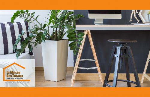 Coin lecture moderne à Héricourt avec bureau et plantes vertes – La Maison Des Travaux de Vesoul.
