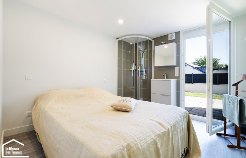 Chambre avec douche et meuble vasque 