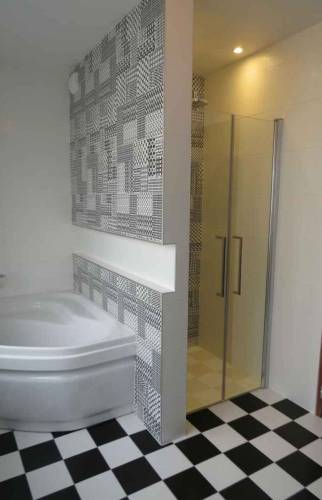 Grande salle de bain avec baignoire d'angle et douche à l'italienne - Ploemeur (56270)