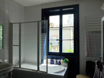 Ecully (69130) : rénovation complète d'une salle de bains avec baignoire, douche et meuble double vasque