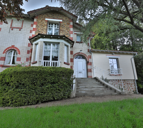 Façade d'entrée après pose de l'ITE et extension à droite (Brunoy 91800)