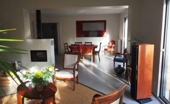 Espace salon séjour lumineux avec poêle à bois