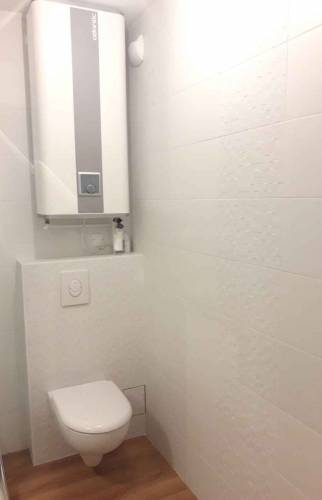 Toilette suspendu sur bâti support, ballon d'eau chaude rectangulaire