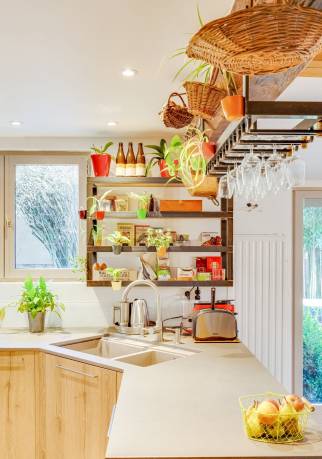 Chazay d'Azergues (69380) : Cuisine rénovée dans un esprit maison de famille dans une maison de village de l'Azergues